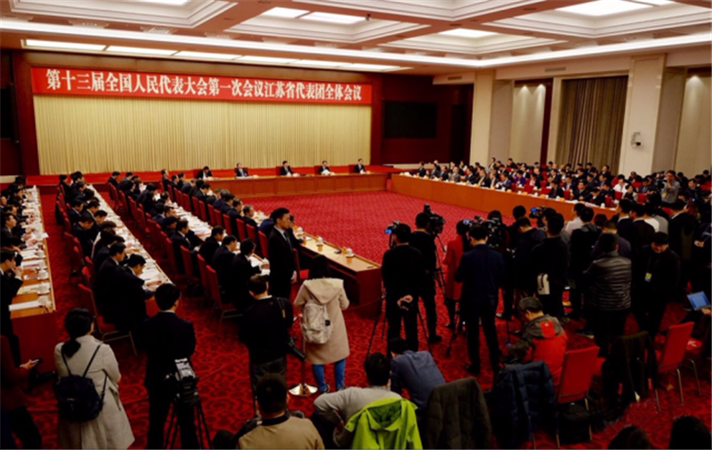 肖伟代表在审议政府工作报告时作交流发言：创新动能，勇开新局，推进新时代国药高质量发展